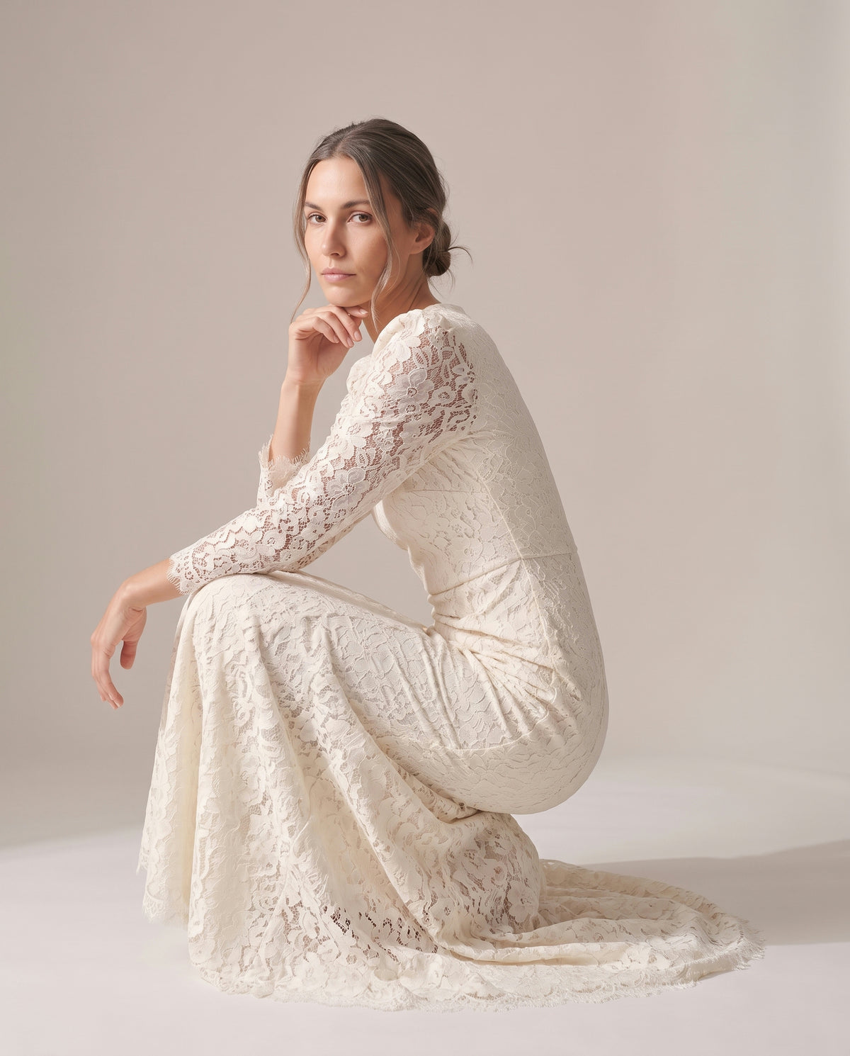 שמלת תמרה · 09_crouch_白色.jpg