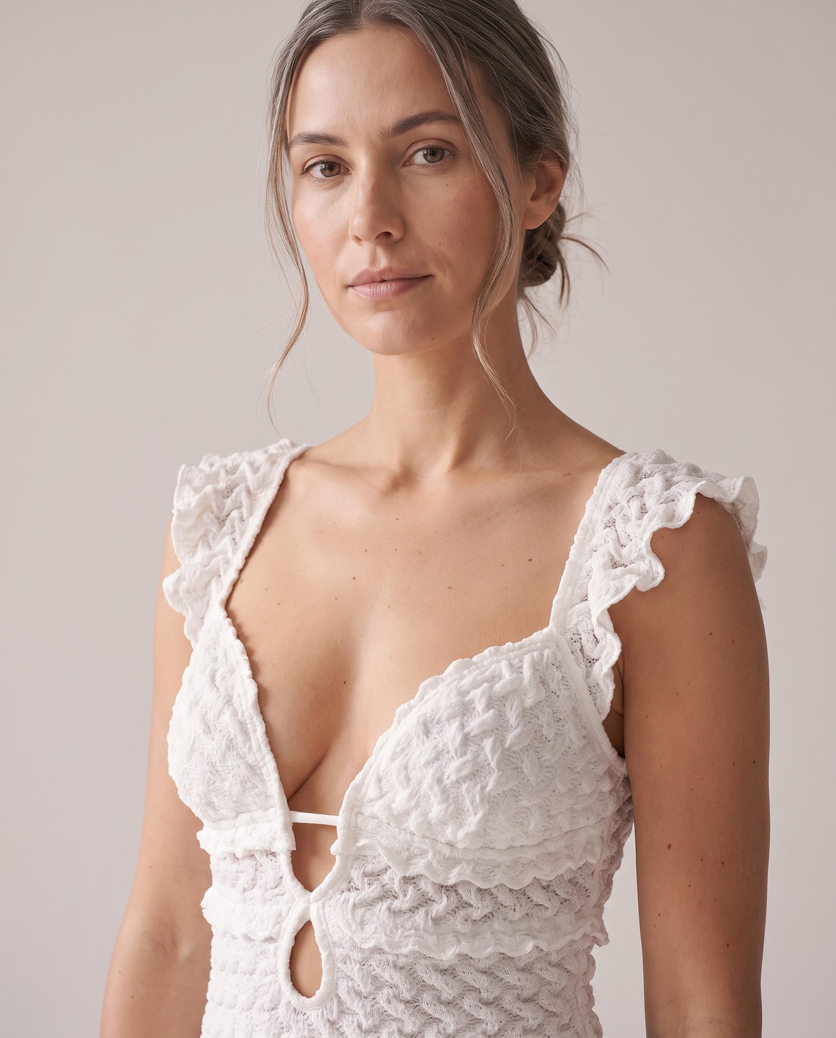 שמלת רגינה · 13_neckline_crop_白色.jpg